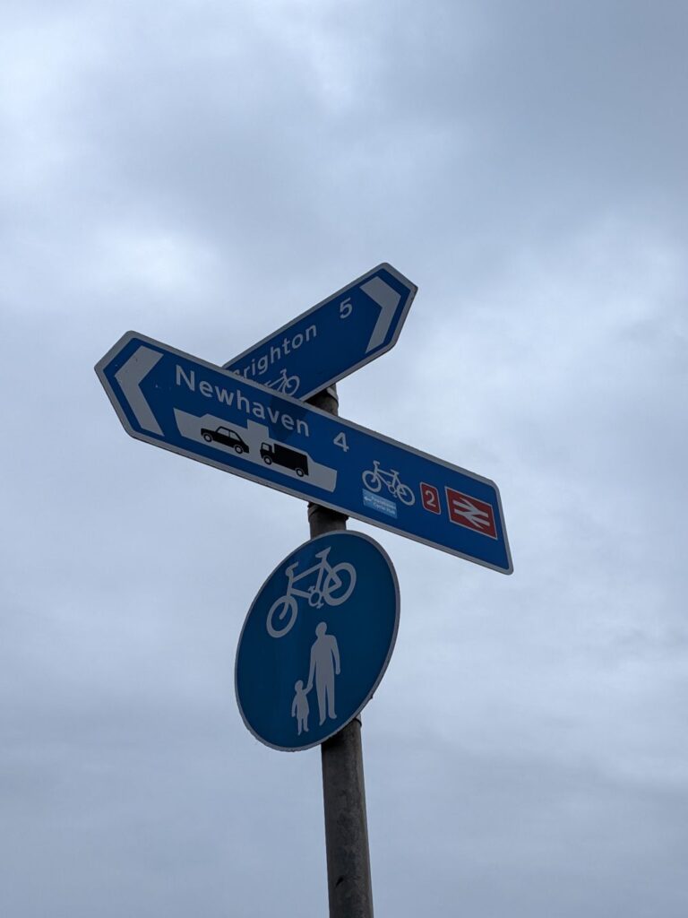 Panneau de circulation pour cycliste indiquant le port de Newhaven à 4 miles