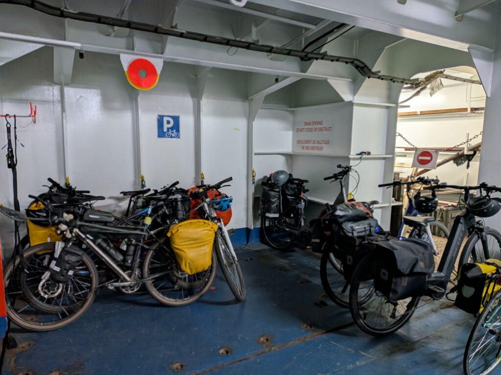 À l'intérieur d'un ferry, plusieurs vélos stockés dans un espace dédié