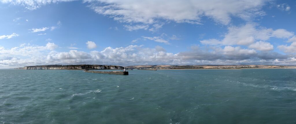 Vue panoramique depuis la mer du port de Newhaven