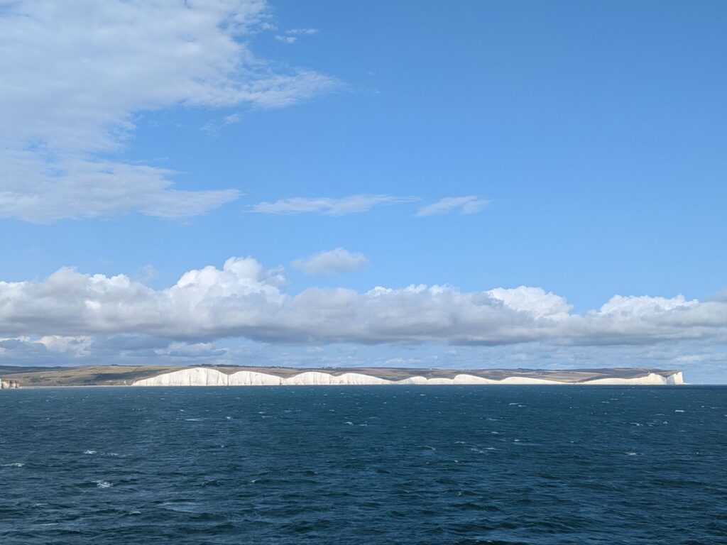 Vue depuis la mer des falaises "Seven Sisters"
