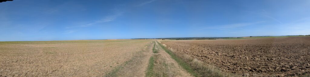 Vue panoramique sans intérêt au milieu de champs labourés et tout secs