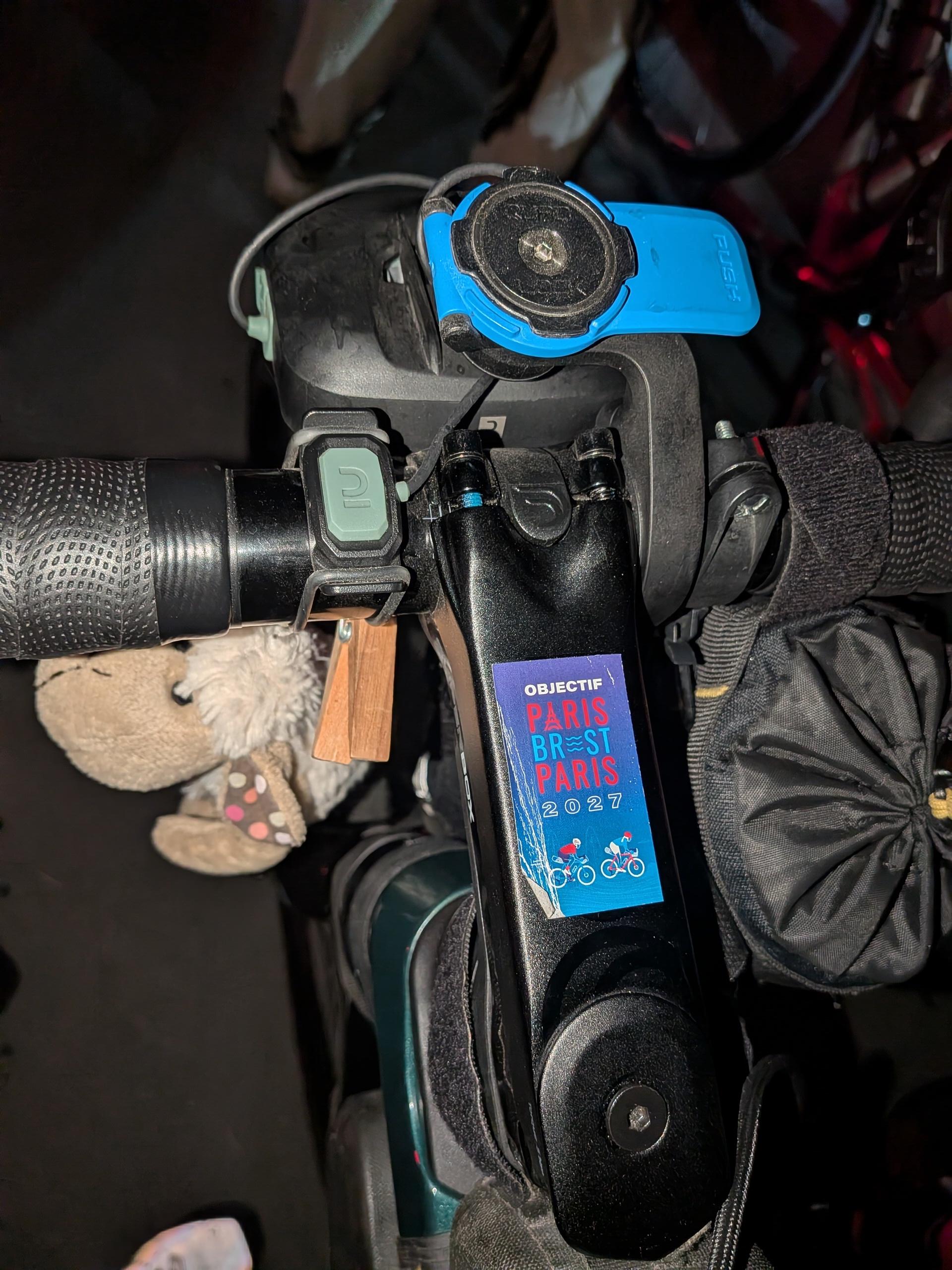 Tableau de bord d'un vélo de course avec autocollant bleu "Objectif Paris Brest Paris 2027"