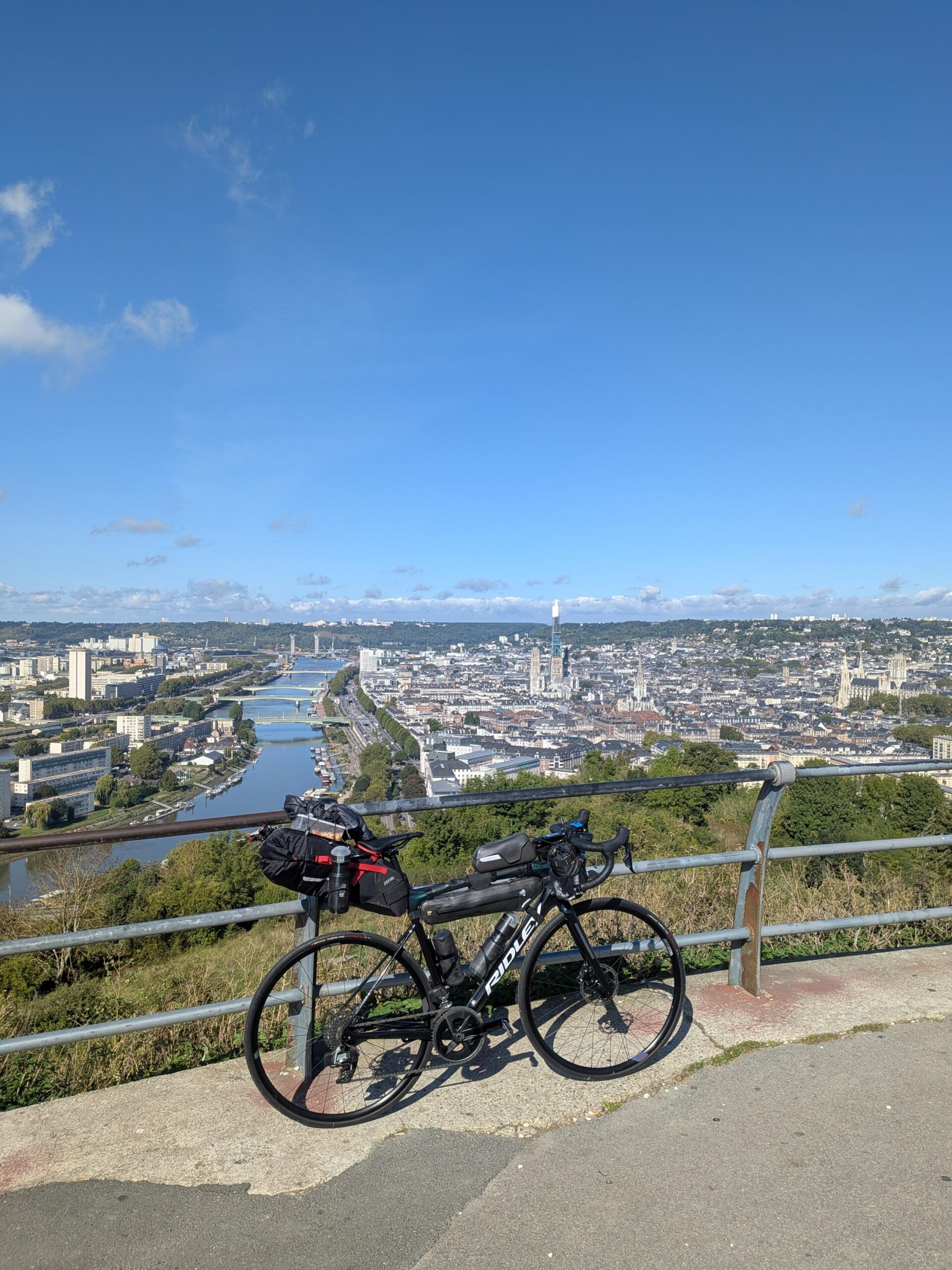 Un vélo posé sur les hauteurs d'une ville