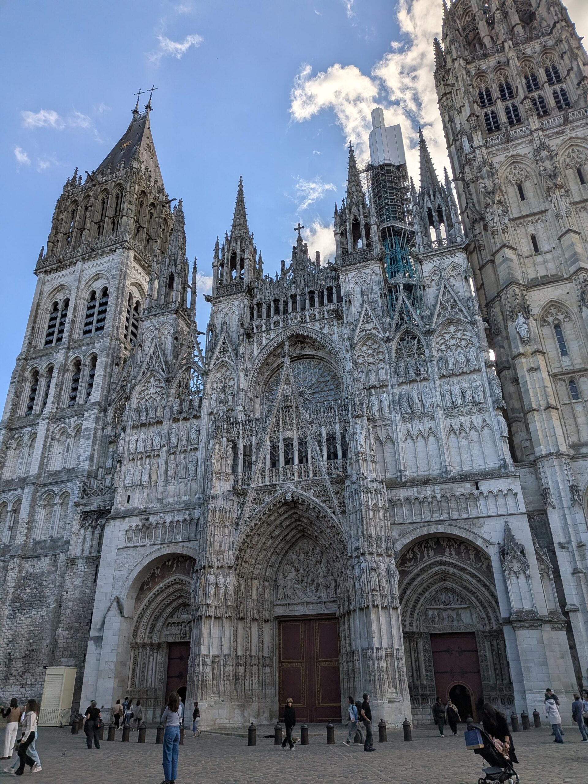 Une cathédrale de pierres blanches (Rouen)