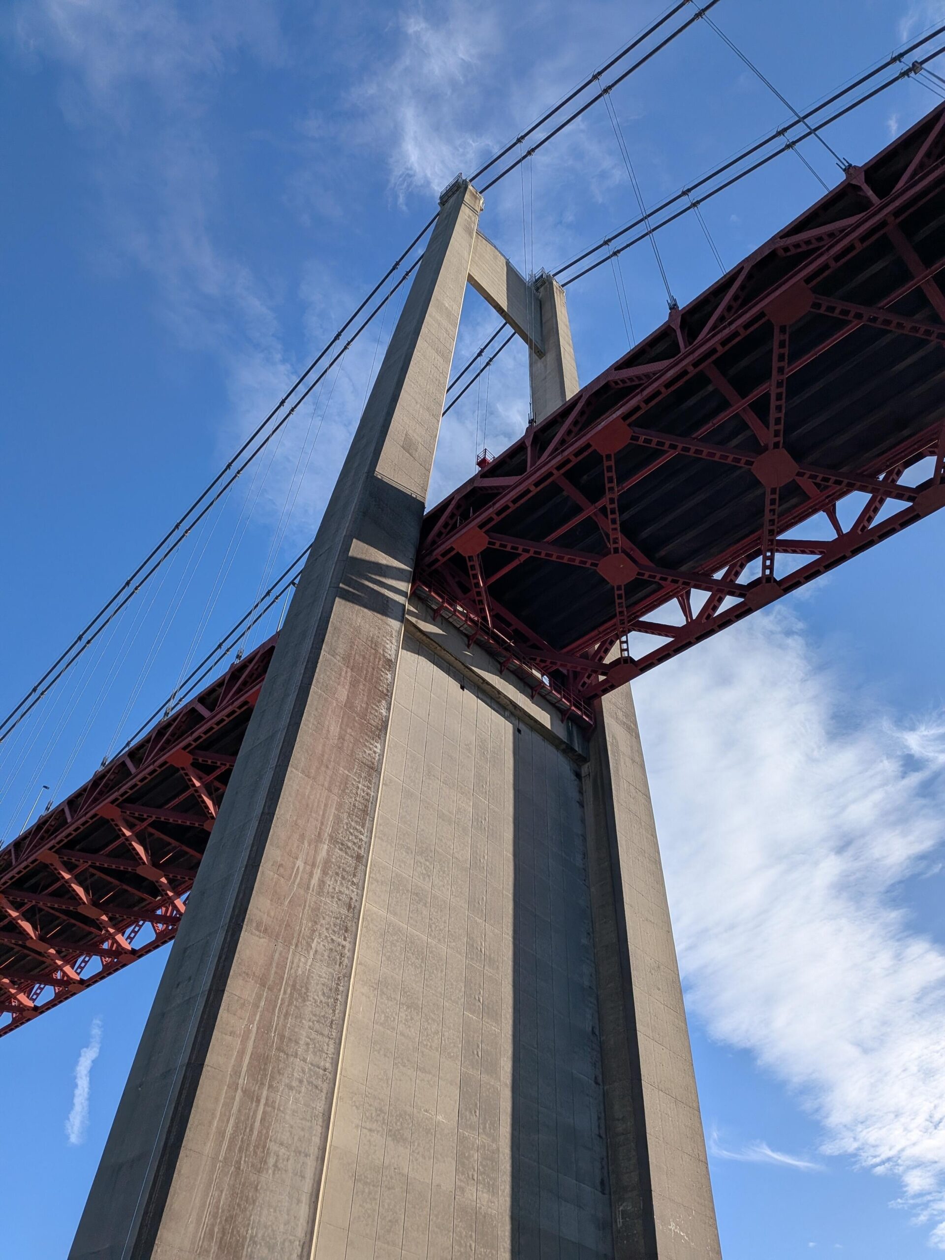 Vue en contre plongée d'une pile en béton d'un très grand pont suspendu