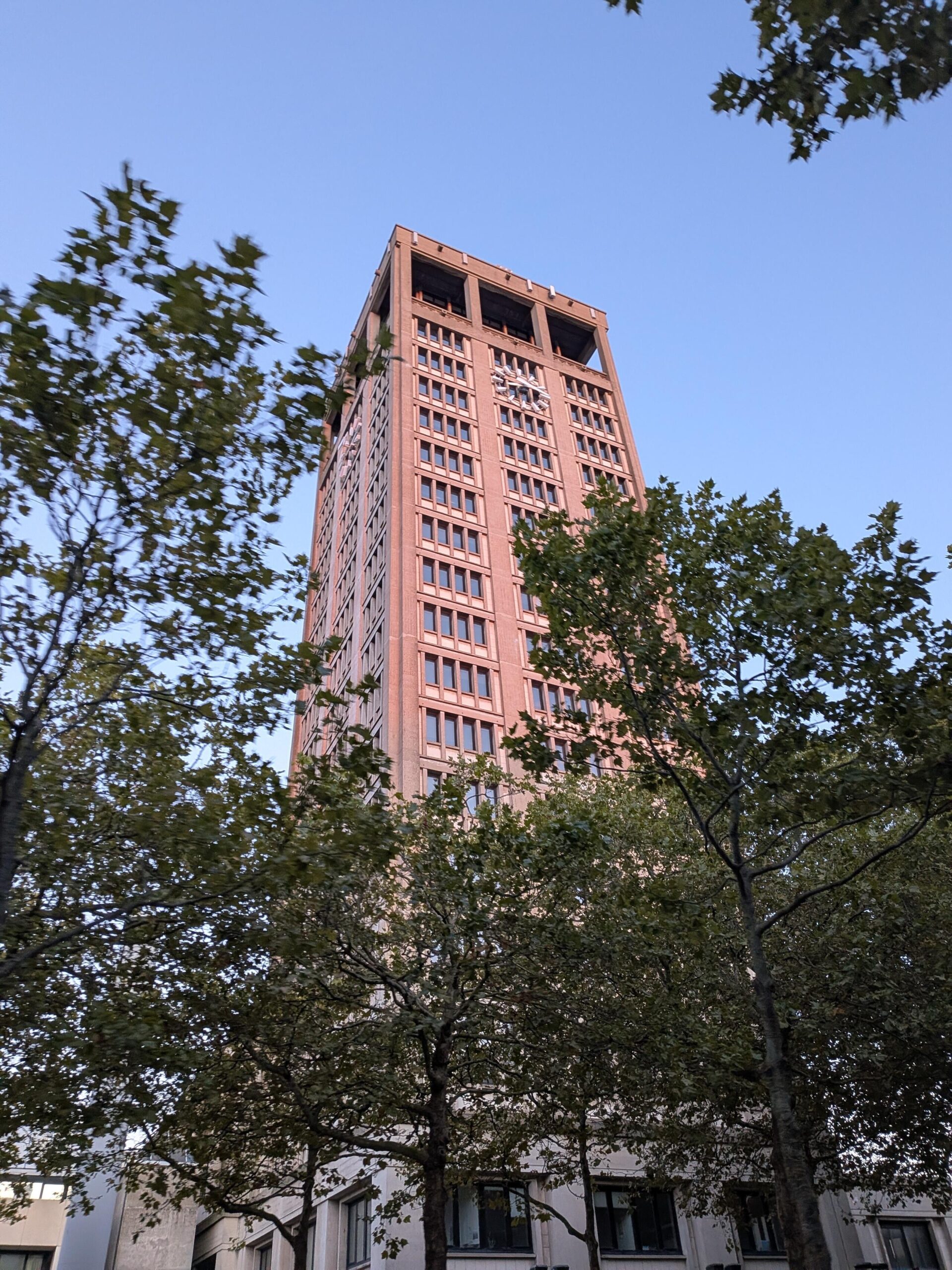 Une tour d'habitation (mairie du Havre) éclairée de rose par le soleil couchant