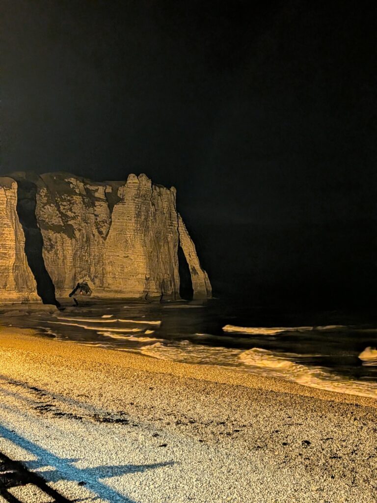 Les falaises d'Étretat (l'aiguille creuse)