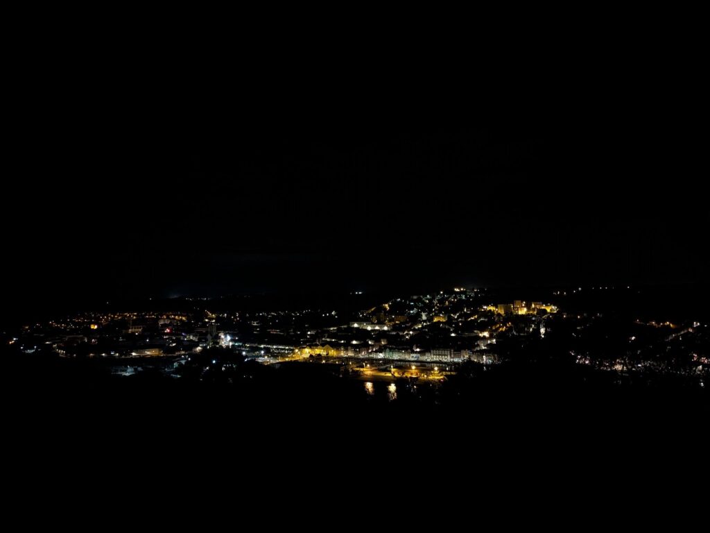 Vue de nuit en hauteur d'une ville