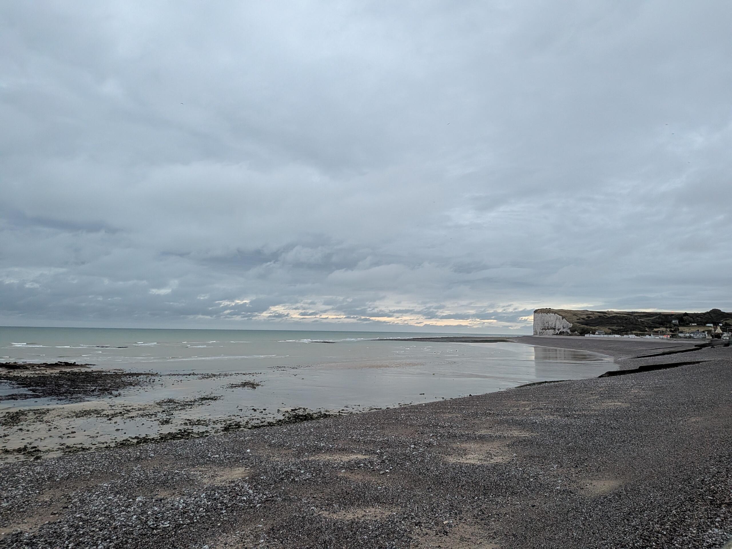 Vue de bord de mer, plage et au fond une falaise